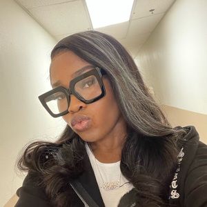 Grey highlighted wig 🤍